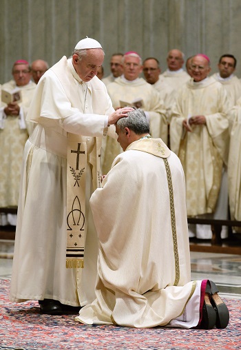 Fotografia na s. 5 albumu "Franciszek. Jakim chcemy go zapamiętać"