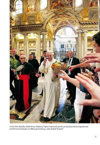 Fotografia na s. 33 albumu "Franciszek. Jakim chcemy go zapamiętać"