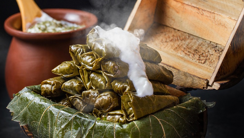 Dolma – minigołąbki zawijane w liście winogron